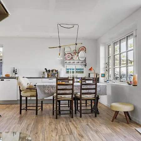 2 Bedroom Beautiful In Casa vacanze Sjolund