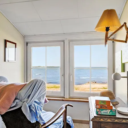 2 Bedroom Beautiful In Casa vacanze Sjolund